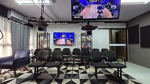 Plateia do estúdio com retorno de vídeo e câmeras suspensas