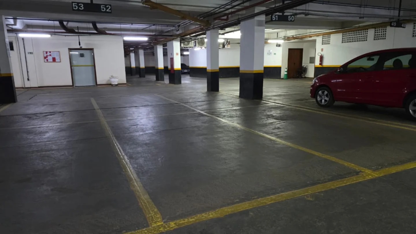 Garagem coberta com vagas de estacionamento
